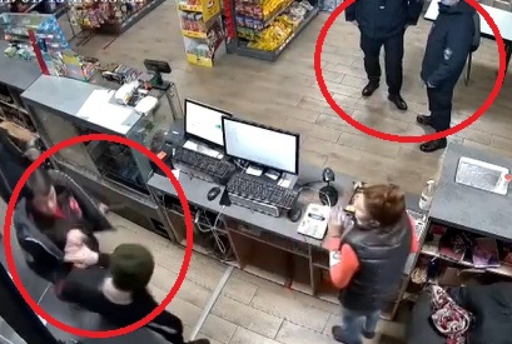 VIDEO // Un tânăr bătut și amenințat cu un cuțit în fața a doi polițiști de frontieră care cumpărau bere